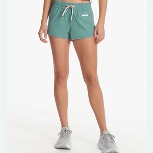 Vuori Women's Clementine Short 2.0 $68 green sz Large 2.5” inseam run workout